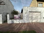 CASA 3 AMBIENTES A RECICLAR CON GARAGE OPORTUNIDAD