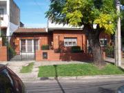 Hermosa casa de 3 ambientes en esquina con jardín y...