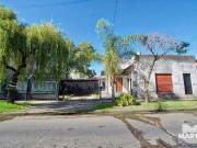 Casa 3 ambientes con dos departamento y opción de compra...