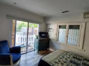 CASA 3 AMBIENTES CON ESCRITORIO Y PARQUE RECICLADA