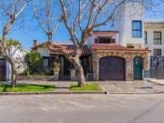 Casa 3 ambientes con garaje y patio en barrio Los Troncos