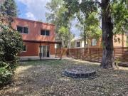 Casa 3 ambientes con parque, garage y galería en Barrio...