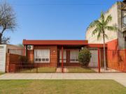 Casa 3 ambientes con patio y cochera para dos autos....