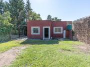 Casa 3 ambientes en venta en Funes con jardín