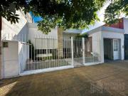Casa 3 ambientes con cochera y parque, Venta Villa Luzuriaga