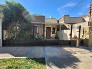 CASA 3 AMBIENTES + ESCRITORIO, PATIO Y COCHERA