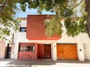 CASA 3 DOR. EN VENTA LA PLATA, PATIO, APTO CREDITO