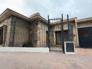 CASA EN VENTA A METROS DE CERVANTES / 2 Dorm / Cochera...