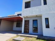 CASA 3 DORMITORIOS BAÑO SUITE DOCTA FRENTE PLAZA