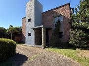 Casa 3 Dormitorios con jardín y pileta Ayres de Campo...