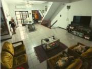 CASA 3 dormitorios con locales y cochera r