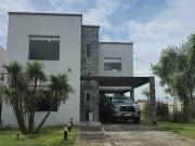 CASA 3 DORMITORIOS EN BARRIO LAGUNA AZUL