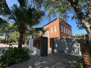 Venta Casa de tres dormitorios con dos plantas y patio...