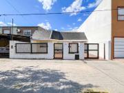 CASA 3 DORMITORIOS EN VENTA EN LA PLATA CON PARQUE