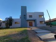 Casa 3 dormitorios + escritorio Valle Escondido con...