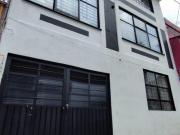 Casa 3 niveles con 6 departamentos