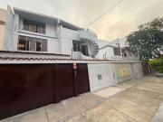 casa 3 pisos ideal para vivir y persigue ingresos