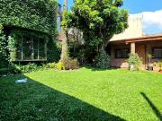 CASA 4 AMB. CON JARDIN Y COCHERA