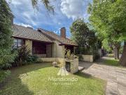 Casa 4 amb. con parque. Cochera para 2 autos y Quincho...