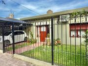 CASA 4 AMB. C/PARQUE Y PILETA