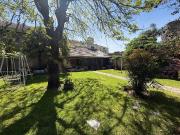 Casa 4 amb en venta con jardín, cochera y quincho