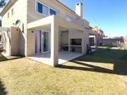 Casa 4 amb en venta en Pilar c/jardín y cochera