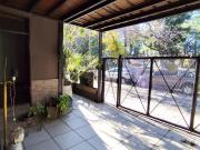 CASA 4 AMB, FRENTE A PARQUE, BARRIO MIL CASITAS REFORMADA