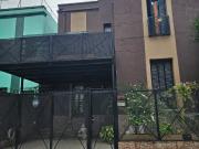 CASA 4 AMB, FRENTE A PARQUE, BARRIO MIL CASITAS REFORMADA