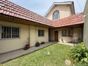 Casa 4 amb, Quincho,Jardín, garage doble.Permuta