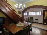 CASA 4 AMB. SOBRE LINEA MUNICIPAL, CON PATIO Y GARAGE,...