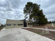 Casa 4 ambientes a estrenar con pileta en venta...