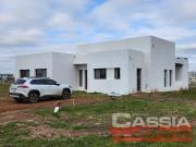 CASA 4 AMBIENTES A ESTRENAR, IMPECABLE ESTADO EN BARRIO...