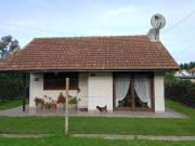 Casa 4 ambientes c/ parque y quincho cerca del mar