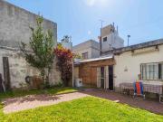 Casa 4 ambientes con 2 cocheras, patio y jardín