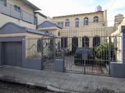 Casa 4 ambientes con cochera, enventa, muy bien ubicada...