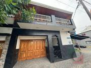 Casa 4 ambientes con cochera y patio aterrazado en Lanús...