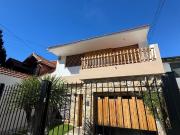 Casa 4 ambientes con departamento de entrada individual...