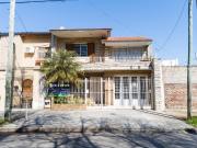 Casa 4 ambientes con garage, parque y quincho