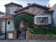 Casa 4 ambientes con patio y garaje