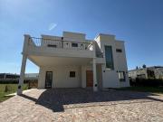 Casa 4 ambientes con pileta a estrenar en venta...