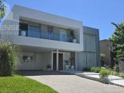 Casa 4 ambientes con pileta en alquiler semiamoblada...