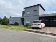 Casa 4 ambientes con pileta lote interno en venta Las...