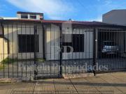 CASA 4 AMBIENTES CON PILETA Y FONDO CASTELAR SUR