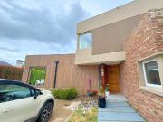 Casa 4 ambientes con piscina climatizada Alquiler de...