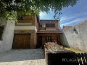 CASA 4 AMBIENTES EN ALQUILER CON JARDIN Y COCHERA