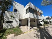 Casa 4 ambientes en condominio en Barrio Parque Leloir