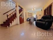 Casa 4 ambientes en dos plantas con cochera para 2 autos...