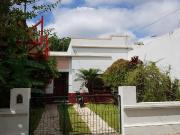 Casa 4 ambientes en excelente ubicación en Banfield Este