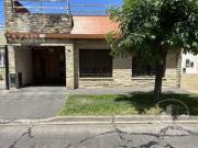Casa 4 ambientes en una sola planta con jardin y cochera...