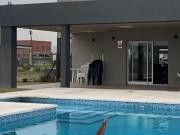 CASA 4 AMBIENTES, PISCINA, JARDIN